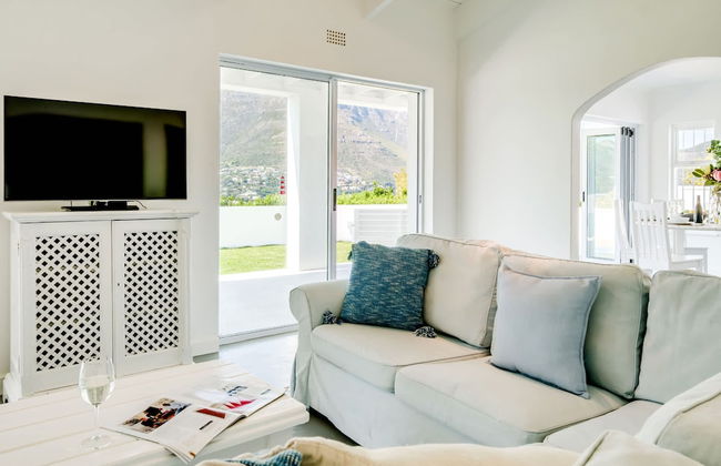 Unwind in Coastal Charm at Villa Santorini - Photo 36