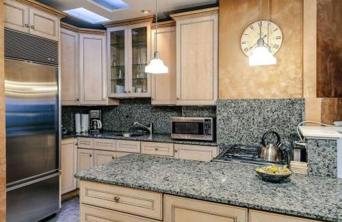 Old-World Classic Building Downtown - Photo 20