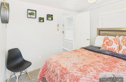 Main St New with AC Monthly stays Charming Cottage KING BED - Foto 15