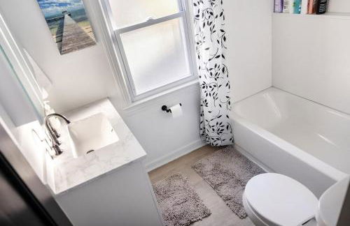 Euclid Near Lake Erie Cleveland king bed - Foto 60