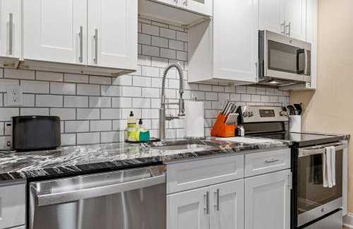 Upscale King Bed Suite ADA with Free Parking - Foto 11