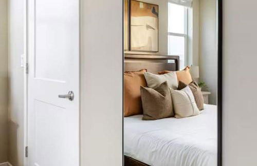 Stunning Water View 2BR · Jacuzzi & Rooftop Lounge - Foto 21