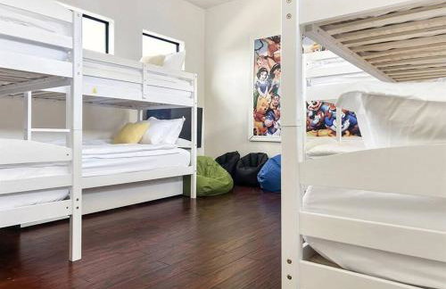 Stunning Spanish-Style Retreat with Pool Sleeps 28 - Foto 32