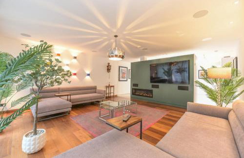 Architect-Designed Luxury Retreat 3BR Chessington - Pass the Keys - Photo 10