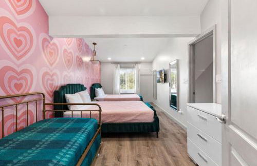 Ladybird Pink Palace SoCo Dream Townhome! - Foto 12