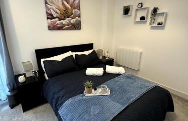 Cozy Bracknell Apartment With Modern Amenities - Photo 1