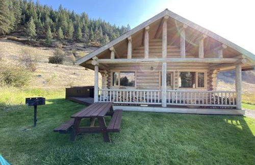 Tranquil Mountain Glamping Retreat: Stunning Log Cabin with a Hot Tub in Darby, MT - Foto 1
