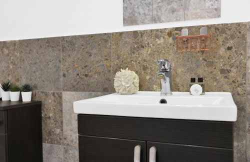 Large Industrial Style 2 Bedroom Apartment Short Term Rental & Flexible Renting Canary Wharf With Free WiFi - Photo 35