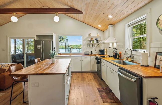 Lake Daze by Avantstay Lakefront w/ Modern Interior, Enclosed Porch & Hot Tub - Foto 13