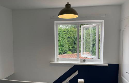 Stylish 3 bed house, private parking , with conservatory, close to KFC, McDonalds, ALDI and ASDA - Photo 20