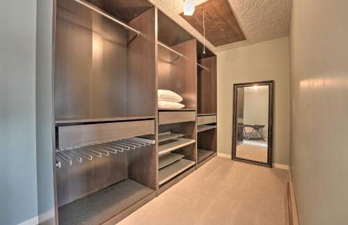 Spacious Delton Home with Fire Pit and Lake Views - Foto 21