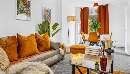 Clover House Stunning Cosy Cottage 3BR By AltoLuxo Short Lets & Serviced Accommodation With Free WiFi & Parking - Foto 3