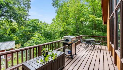 Quaint Loft Cabin w Hot Tub, FirePit, Deck & Grill - Foto 4