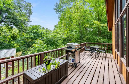 Quaint Loft Cabin w Hot Tub, FirePit, Deck & Grill - Foto 4