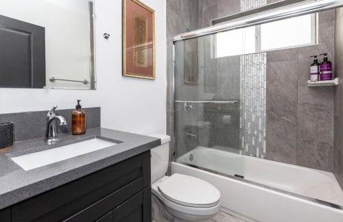 Spacious Luxury Villas in the heart of LA! Free parking and Jacuzzi - Photo 45