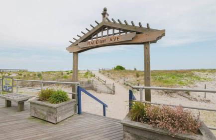 Escape to Raleigh Ave 3 Steps from the Beach - Foto 26