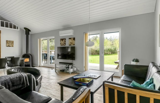 "Ellie" - 300m from the sea - Photo 9