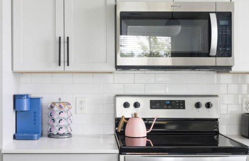 Bright & Cozy 2BR Retreat w Parking Broad Ripple - Foto 29