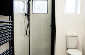 NEWLY Refurbed - Large Studio Apt With Private Parking - Foto 22