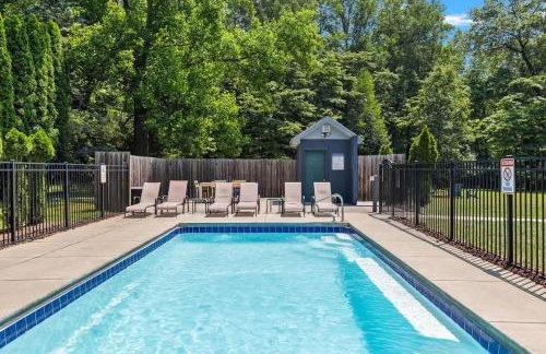 The Dakota by Juniper Holiday + Home - Photo 2