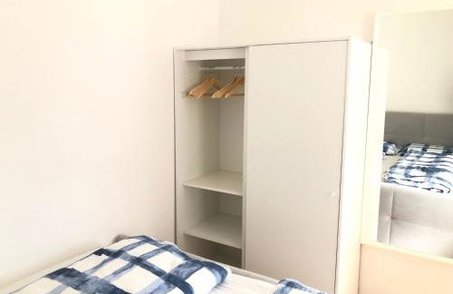 Stilvolles Apartment mit Balkon, Küche & Parkplatz - Waldstetten Zentrum - Foto 40