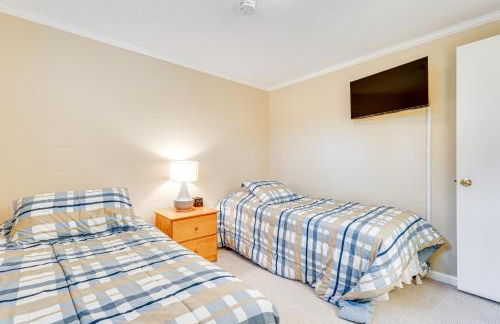 Renovated Ski-InandSki-Out Peru Condo at Bromley Mtn - Foto 18