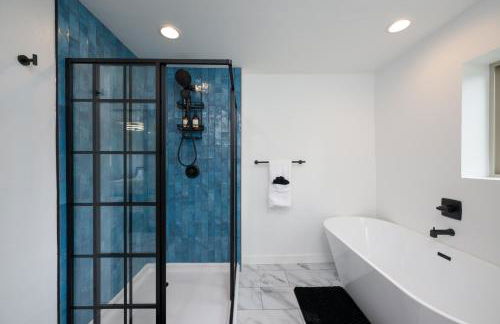 Hot Tub + Views | Cozy Retreat - Foto 30