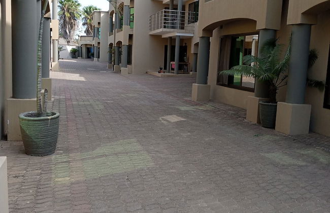 Executive Fully Furnished Apartment Close to Amenities - Photo 10