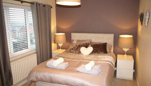 3 Bed House - Sleeps 6 - Parking - Pets - Garden - Foto 2