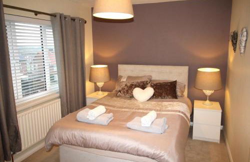 3 Bedroom House - Parking - Wifi - Fully Refurbished Throughout - New Kitchen & Bathroom - Foto 4