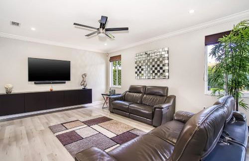 Luxury Tropical Living , 4BR w Backyard Pool Oasis - Foto 18