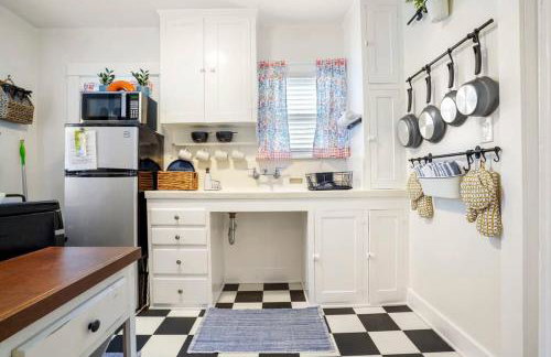 Adorable Quirky Hideaway BIG Private Enclosed Yard - Photo 12