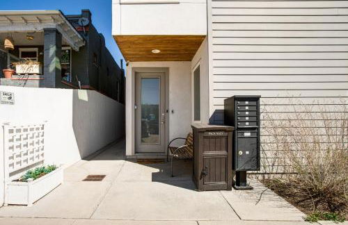 Walk to Mile High Stadium Modern Denver Townhome - Foto 23