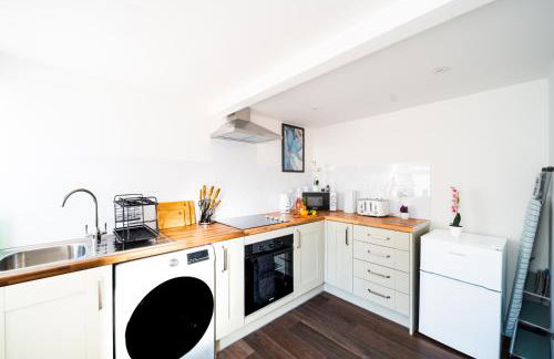 Open Mind Property - HotTub, 2 Guests & 1 Bed - Photo 9