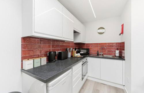 Unique 5 Bedroom 4 Bathroom House with Self-Contained-Studio - Excellent Location - Pool Table, Super-Fast Wifi, Smart TV and Self-Check-In by Yoko Property - Photo 29