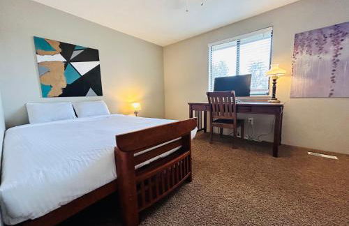 Luxe on Penn Family Friendly, Toddler amenities, baby proof with baby gate, toys, bath toys, cups and plates, Separate Workstation with Desk and Monitor, located in desirable SE Boise next to the Greenbelt and Boise River - Foto 17