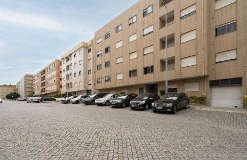 Sunny Cozy Flat w/ Terrace - São João - Foto 32