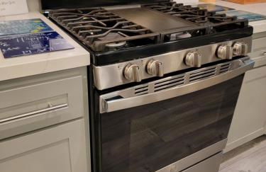 Spacious 3 bedroom unit with backyard and parking just 10 minutes from Rodeo Dr and attractions! - Photo 18