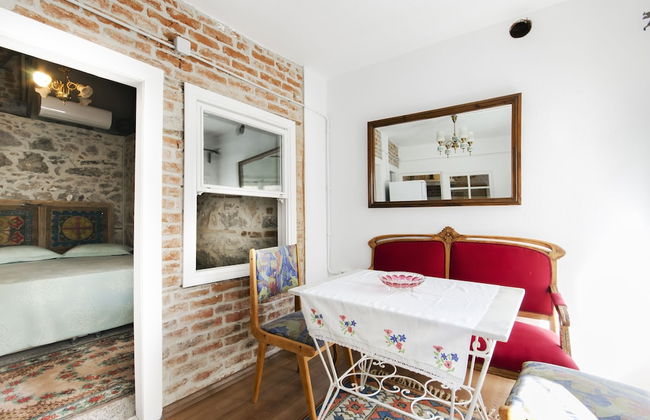 Iconic Stone House 2 - Photo 7