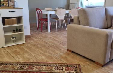 CITY HOUSE & FREE PARKING by Perry-Holiday moderno, panoramico e comodo fino a 6 ospiti - Foto 3