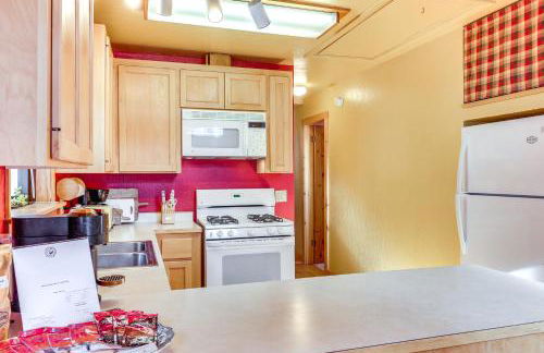 Less Than 2 Blocks to Lake Tahoe Family Home Near Skiing - Foto 8