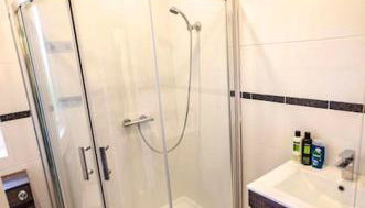 Spacious 4-Bedroom House in Glenboig - Foto 3, Shower