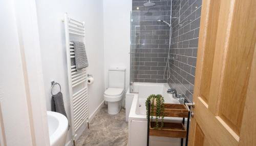 4 Bedroom Winchester Town House, central, parking - Foto 5, Shower