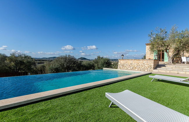 Charming Villa With Private Pool - Photo 16