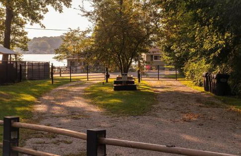 Sister Lakes Lakeside House - Sleeps 16 - Foto 33