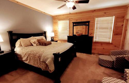 Water's Edge, Covered Porch, Deep Creek as your Backyard Haven, Hot Tub, Pool Table, Fire Pit, Close to Town & Entrance to National Park - Foto 18