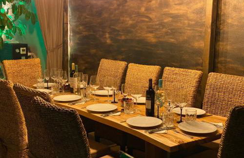 VILLA BLOSSOM in the beautiful area of Puerto Santiago Tenerife with 5 bedrooms for up to 10 guests private swimming pool and many other activities to entertain the family Secure parking for 2 cars and disabled access throughout - Foto 19