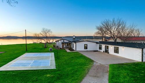 Lakefront Gem with Hot Tub and Game Room in Graford - Foto 3