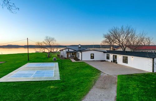 Lakefront Gem with Hot Tub and Game Room in Graford - Foto 3