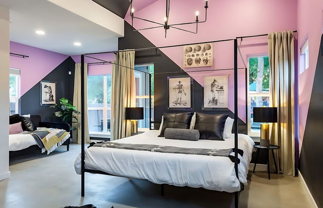 Pool Hottub Magic School Bus 5 Mins to Downtown - Photo 1